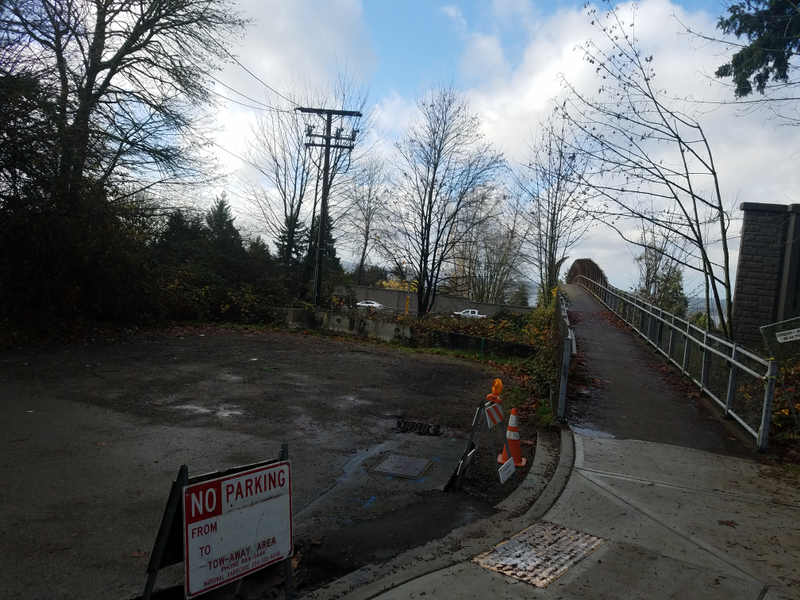 Illustration for article titled Wouldn't you assume that living directly over Interstate 405, with your front yard part of the pedestrian bridge over said interstate, and thus requiring a discontinuous sound barrier that does nothing, would be something that no one would want?